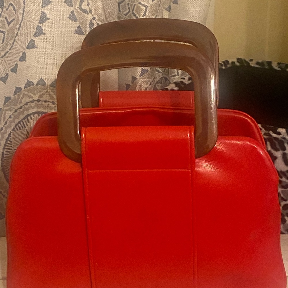 Vintage Red Handbag with Brown Handles - a gem! ❤️❤️